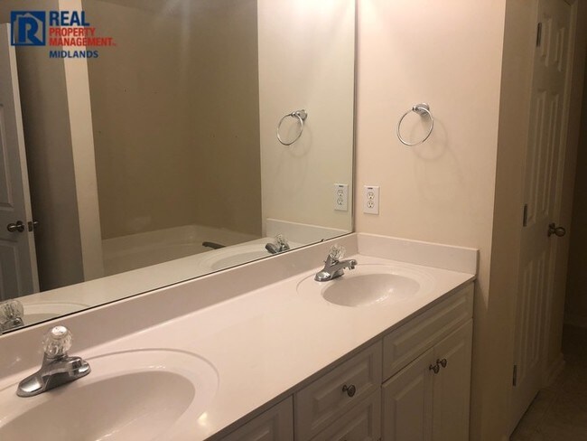 Building Photo - Spacious Home in Hopkins Area! Apply Now!