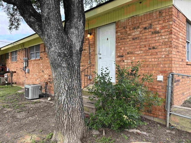 Building Photo - 1112 Northwood Dr
