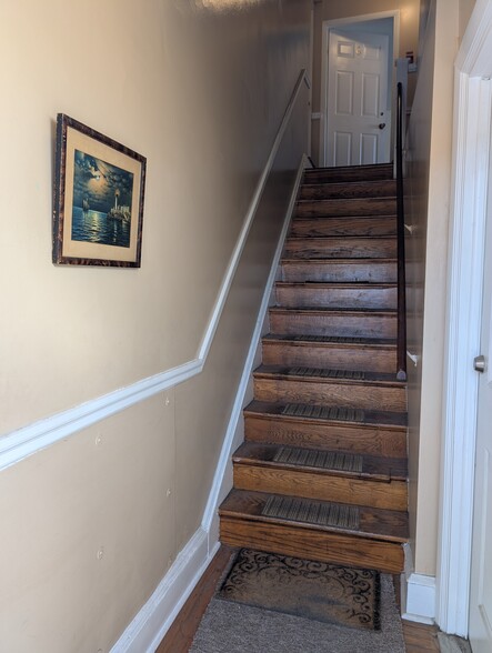 Entry stairs - 3901 James St