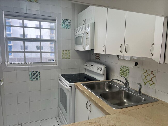 Building Photo - 325 Ocean Dr