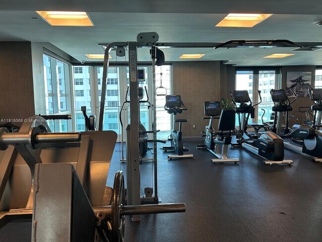 Building Photo - 950 Brickell Bay Dr