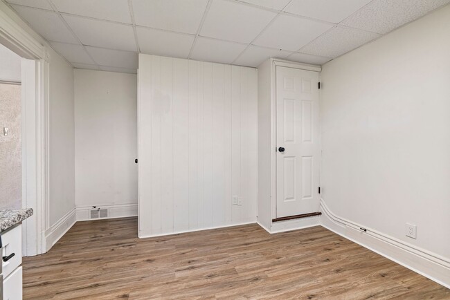 Building Photo - 4 bed 1 bath - all updated, central air, laundry