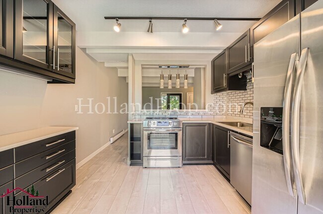 Building Photo - Charming Home Near Parks and Trails in Por...