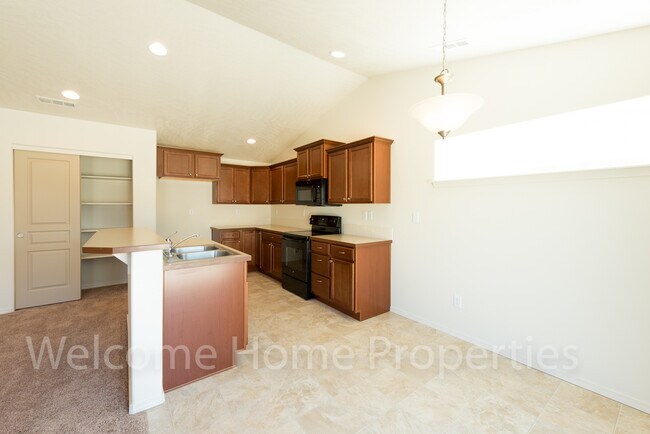Building Photo - Beautiful Home