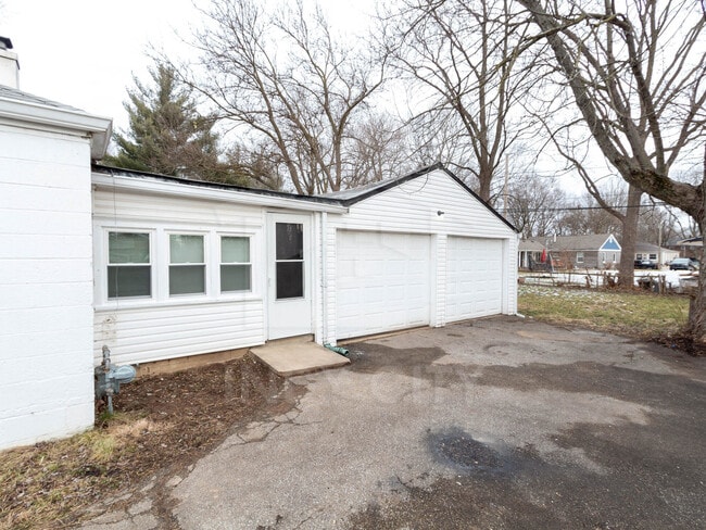 Building Photo - 2113 Medford Ave