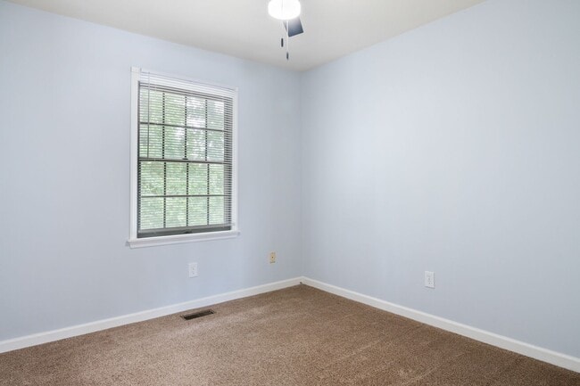 Building Photo - 3 bed/2 1/2 Bath. Pet Friendly. Easy acces...