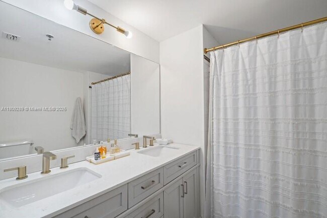 Building Photo - 6422 Collins Ave