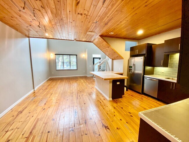 Building Photo - LUXURY TOWNHOME IN SODO 3/2.5 PLUS OFFICE AND BONUS ROOM  - DOWNTOWN ORLANDO