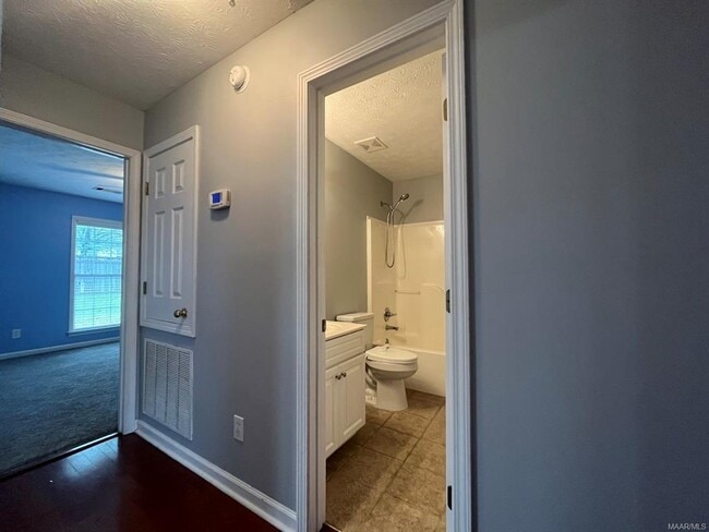 Building Photo - 114 Regent Ct