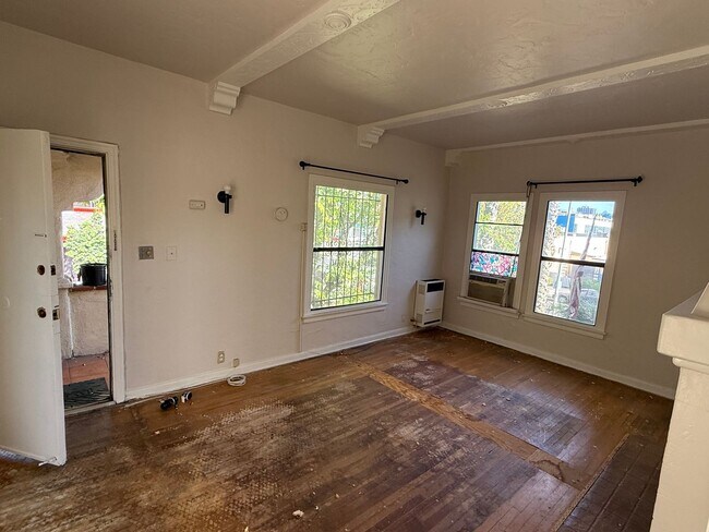 Building Photo - 5942 Willoughby Ave