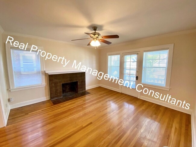 Building Photo - 2-Bed Apartment Close to the Plaza