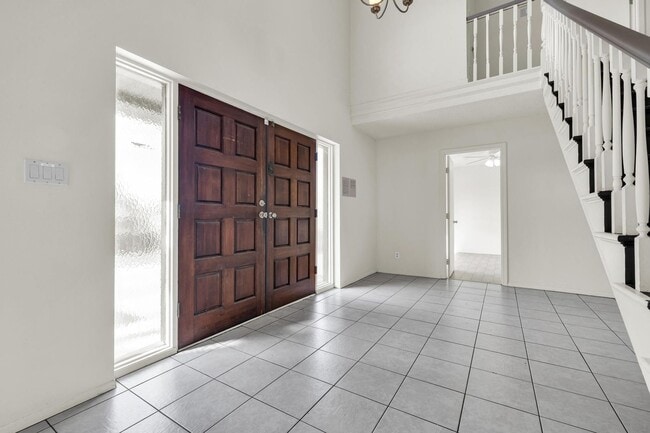 Building Photo - 6 Bedroom! 4 1/2 BATHS!  ASU! Diving Pool! Less than 1 mile to campus