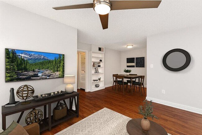 Building Photo - 2401 Manor Rd