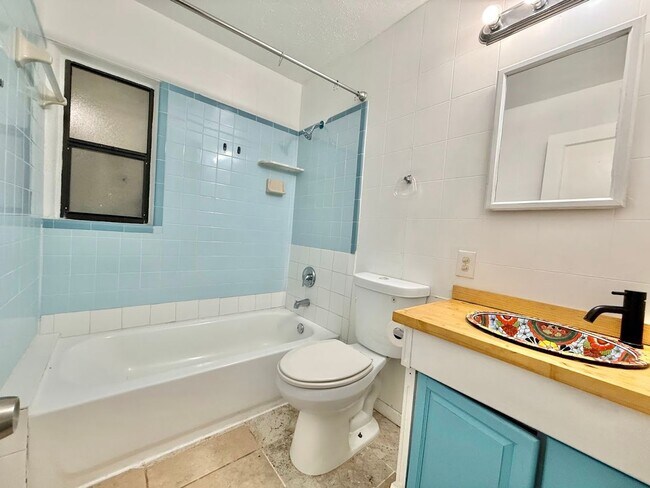 Building Photo - Super Cute 3/2 Close to Downtown!