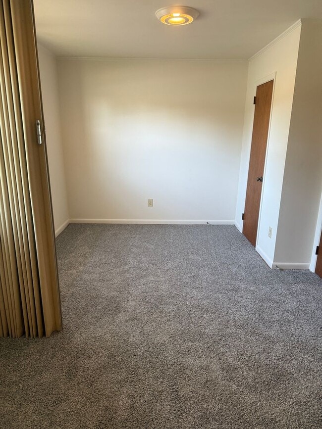 Building Photo - Adorable Duplex with New Flooring! - Lawncare Included!