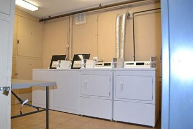 Building Photo - Close to everything West Roxbury offers! Bright 2-bedroom condo for rent!