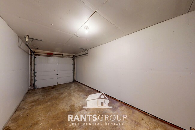 Building Photo - Spacious 2-Bedroom Duplex Unit with a Gara...