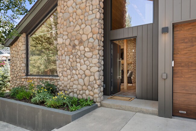 Building Photo - 432 Fairway Dr