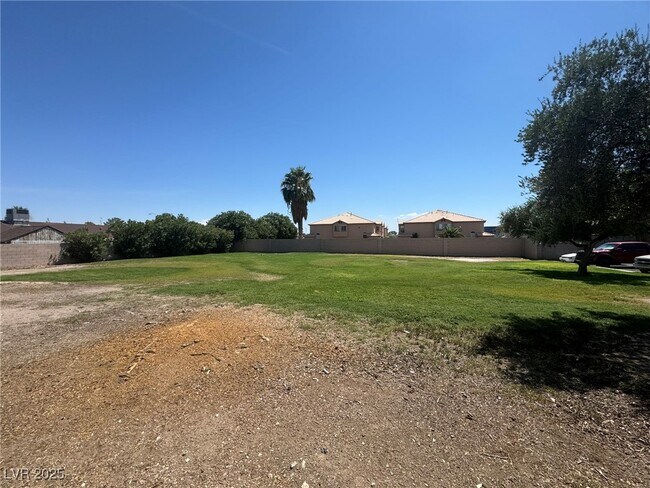 Building Photo - 575 Roxella Ln
