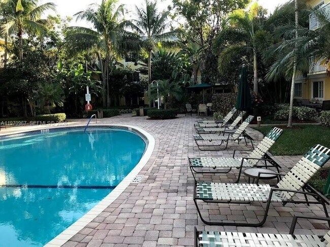 Building Photo - 151 NE 16th Ave