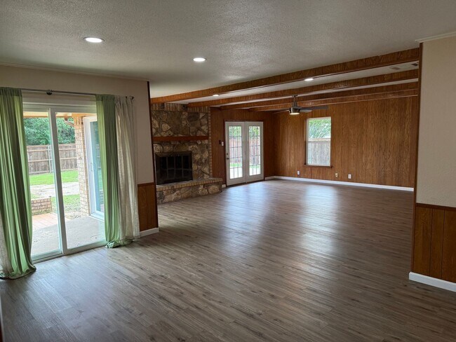 Building Photo - TEXAS SIZED WHITESBORO HOME FOR LEASE! 4 BEDROOMS-LOTS OF SPACE! HURRY!