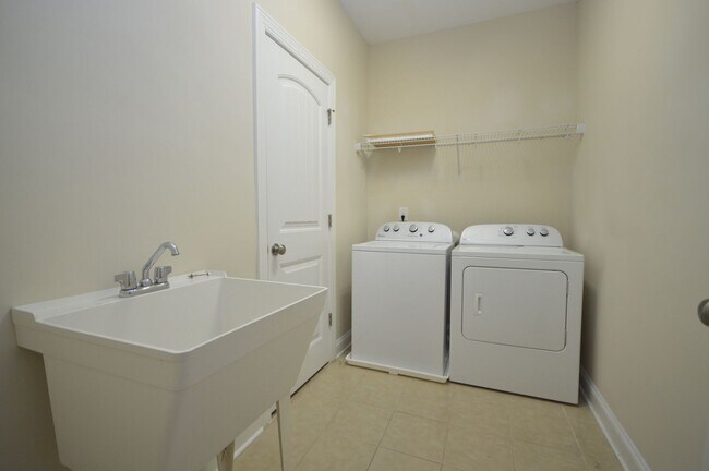 Building Photo - 542 Finnbar Dr