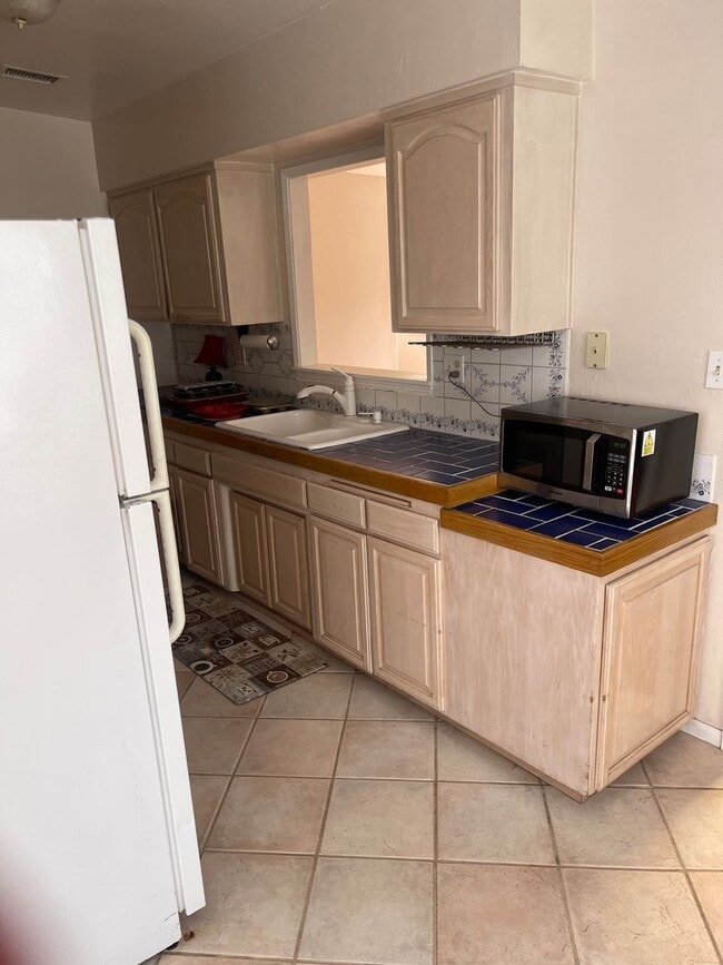 Building Photo - 3BR/2BA   By the beach.