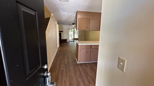 Building Photo - Town house for Rent