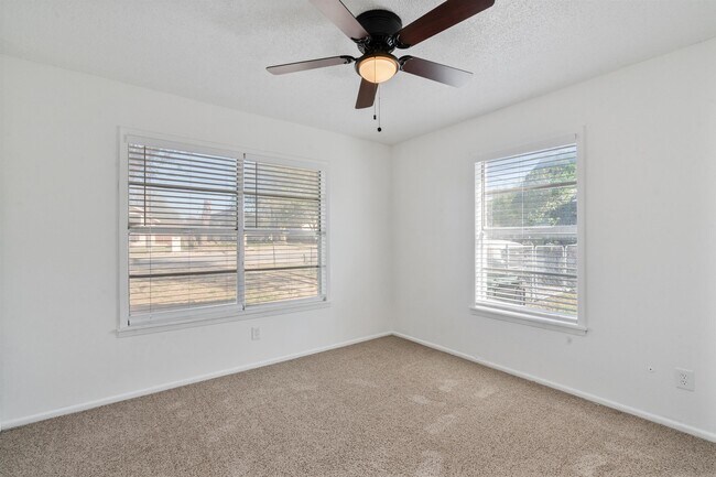 Building Photo - 1301 E 2nd St