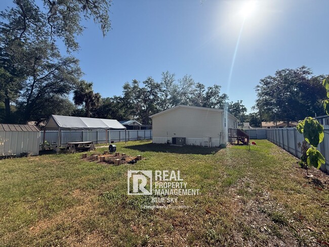 Building Photo - SPACIOUS 4 BEDROOM HOME WITH MODERN FEATUR...