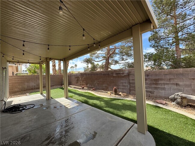 Building Photo - 8645 Emerald Grove Way