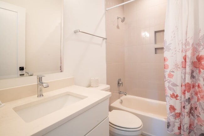 Building Photo - Go with the Flo 2 @ 207 Florence Ave #2