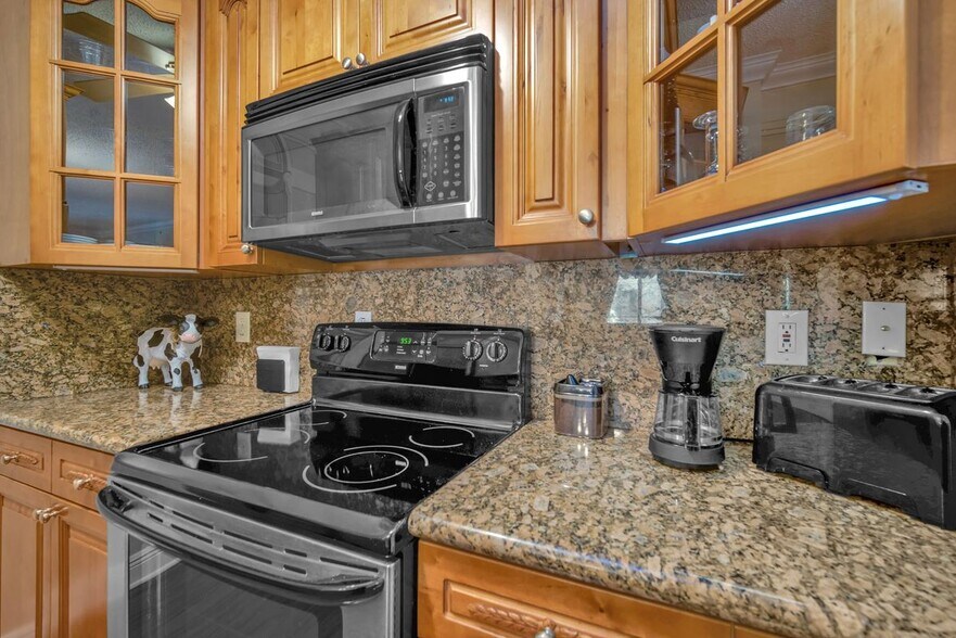 Building Photo - 630 S Sapodilla Ave