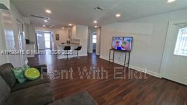 Building Photo - 2407 Scott St