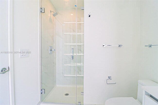 Building Photo - 700 NE 24th St