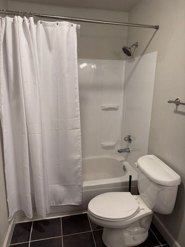 Building Photo - 1 bedroom, 1 bathroom Condo with City View!