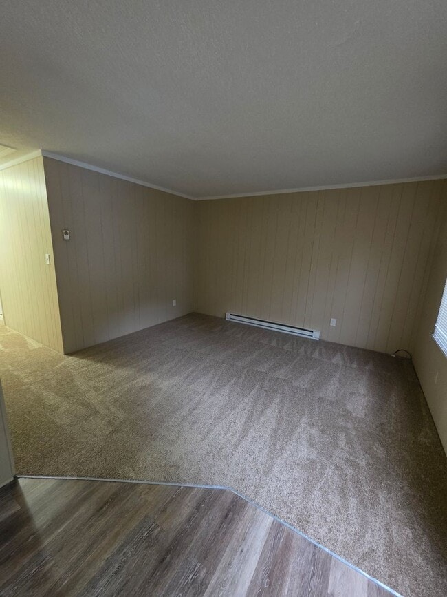 Building Photo - 3 BR - Looks New!!!!