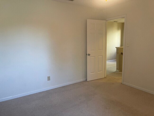 Building Photo - Spacious 2 Bed, 2 Bath Townhouse in Prime Hickory Location – 1,322 Sq. Ft.