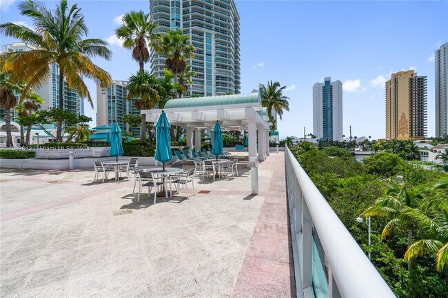 Building Photo - 16500 Collins Ave