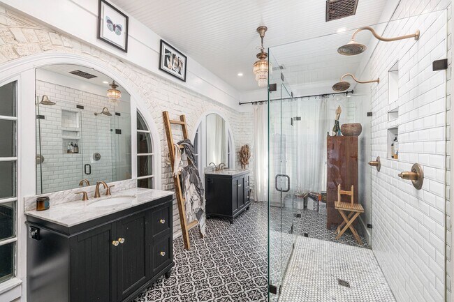 Building Photo - Berkeley Tudor For Lease!