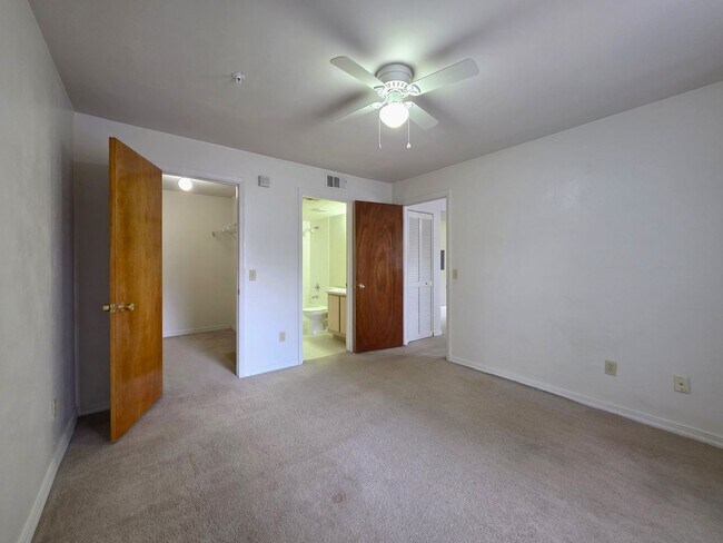 Building Photo - One Bedroom One Bathroom condominium second floor