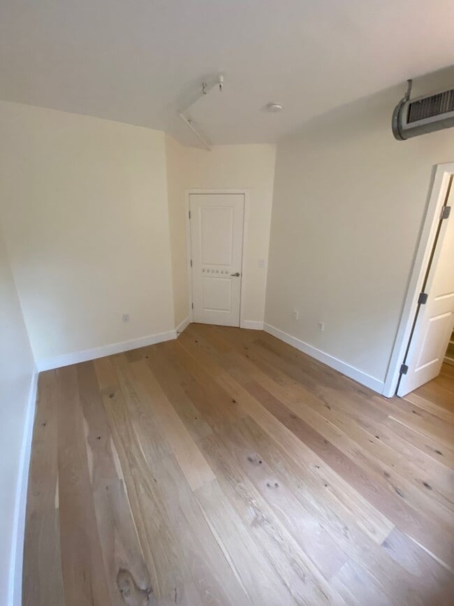 Building Photo - Beautiful updated 2bd/2ba condo in bustlin...