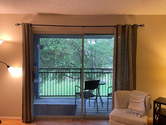 Building Photo - Beautiful Furnished 2/2 condo in Windsor Park