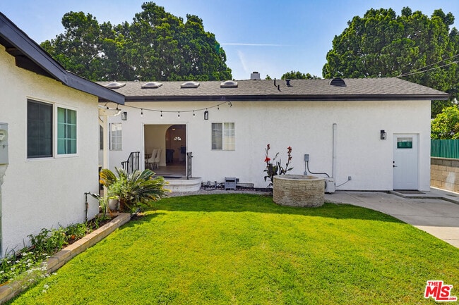 Building Photo - 9209 Paramount Blvd