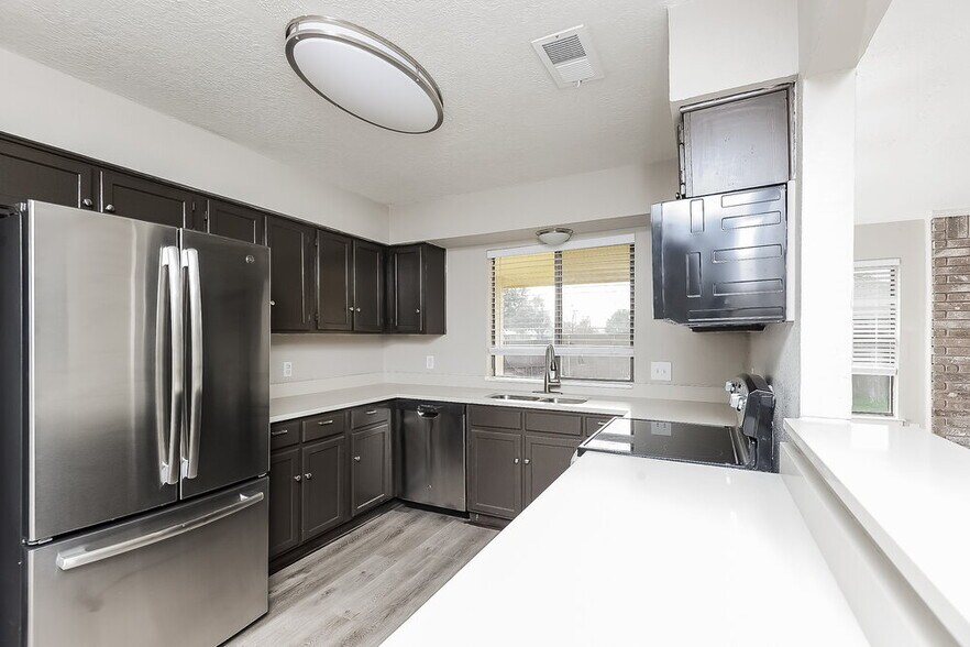 Building Photo - 2609 S Meadow Dr