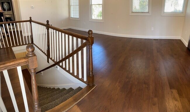 Building Photo - 37 Walnut Pl