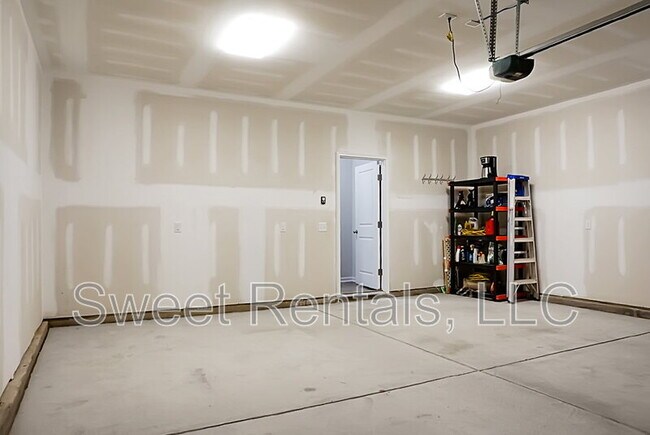Building Photo - 210 Daniels Creek Cir