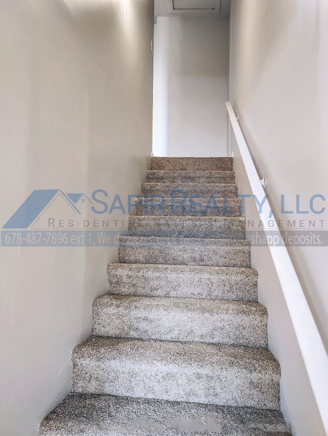 Building Photo - 774 Lilly Ave