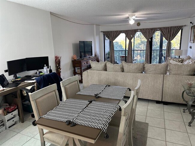 Building Photo - 2700 Cove Cay Dr