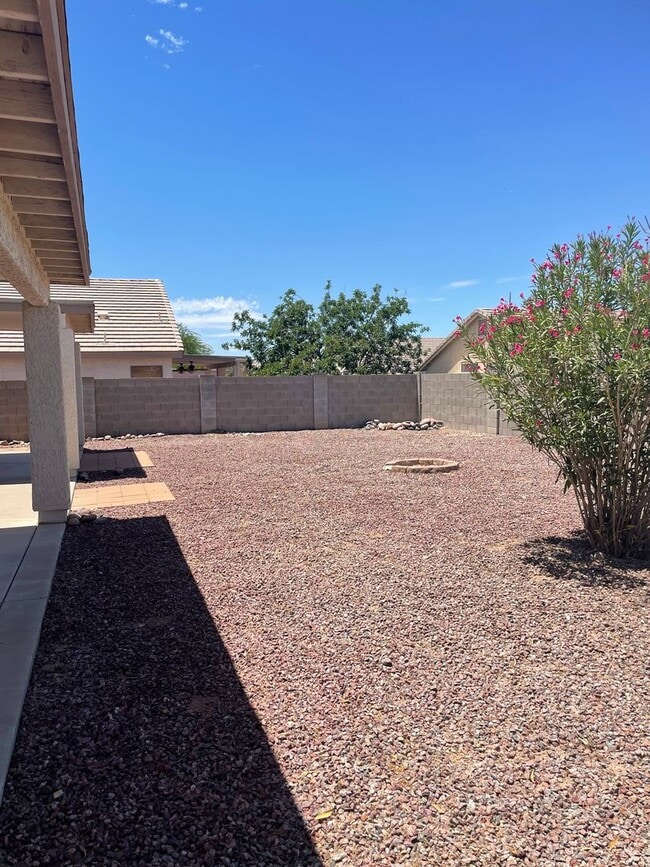 Building Photo - Lovely 3 Bedroom House!